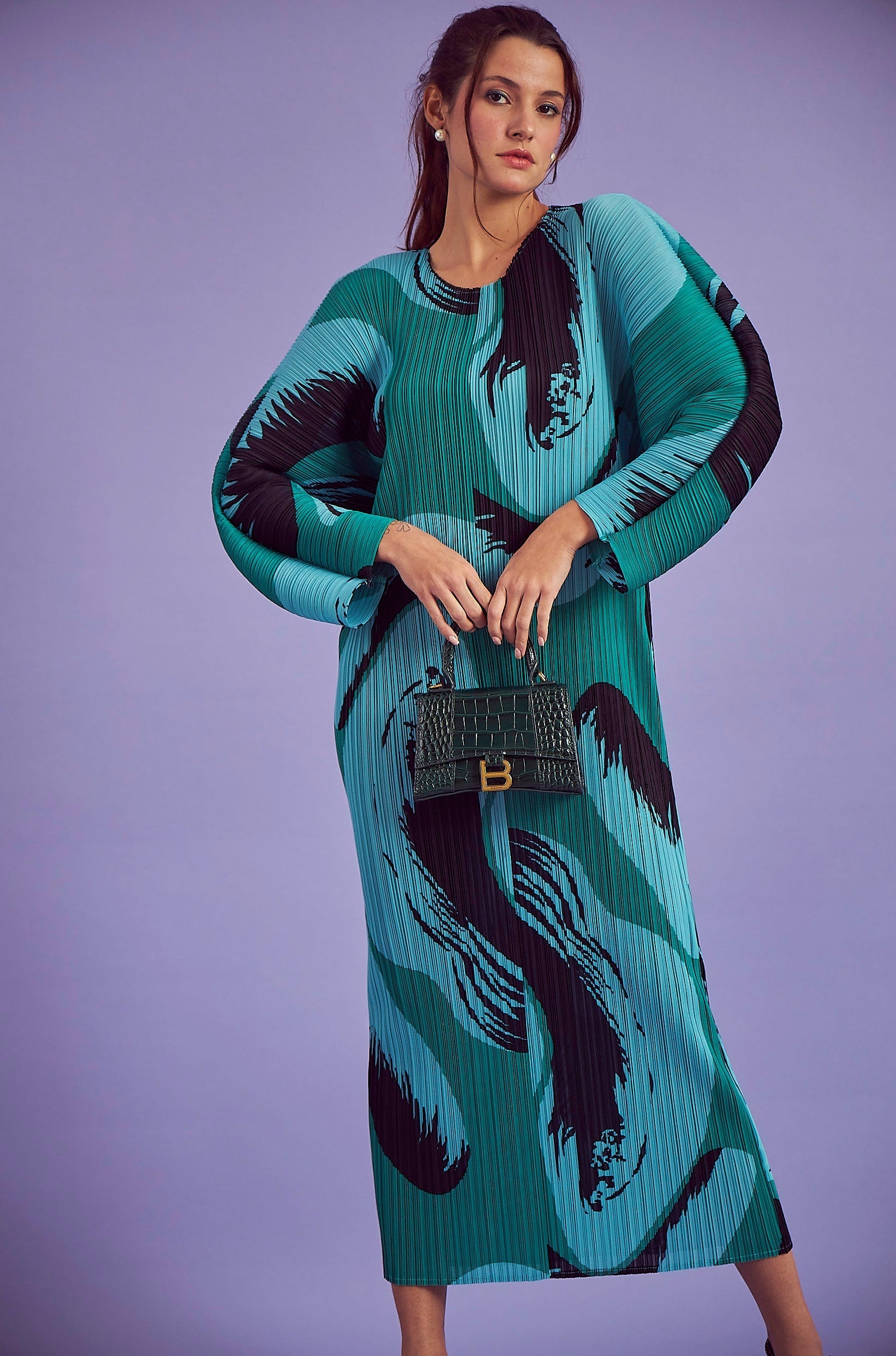 WOMEN PLEATED DRESS WITH STRAIGHT CUT SILHOUETTE