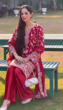 Load image into Gallery viewer, Jasnoor Anand in our Reyna Gara Glazed Kurta With Pleated Pants and Dupatta- Red